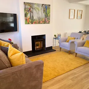 Sandbanks Garden Retreat: 2-bedroom Smart Near Holiday home