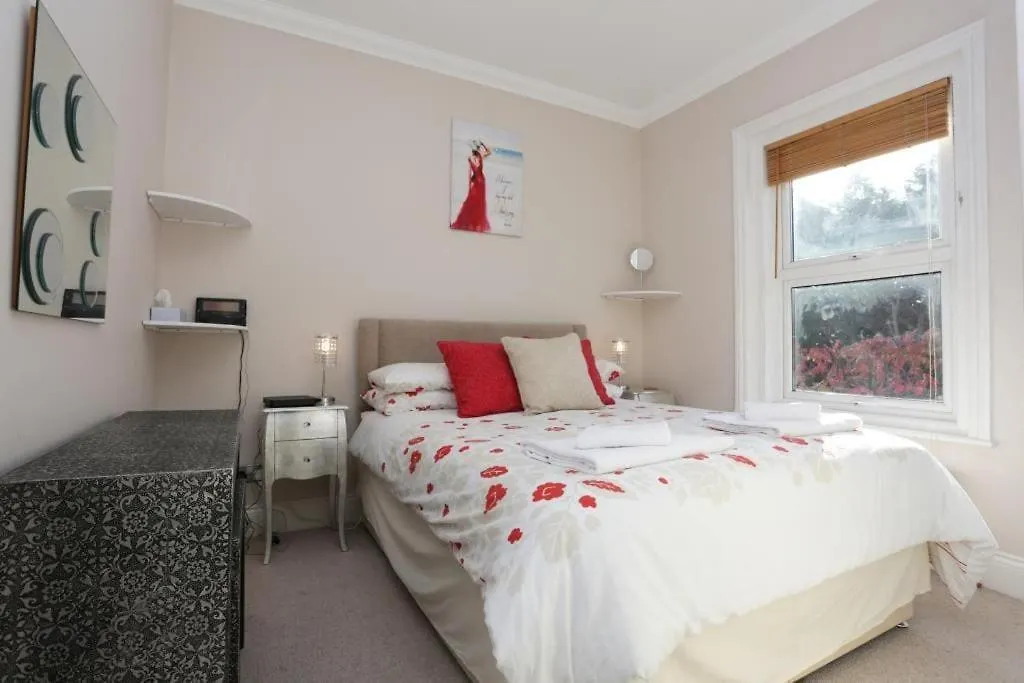 Bournecoast: Large Home Near Beach / Shops -Hb8380 Poole 0*,  United Kingdom