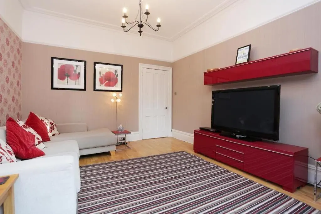 Bournecoast: Large Home Near Beach / Shops -Hb8380 Poole