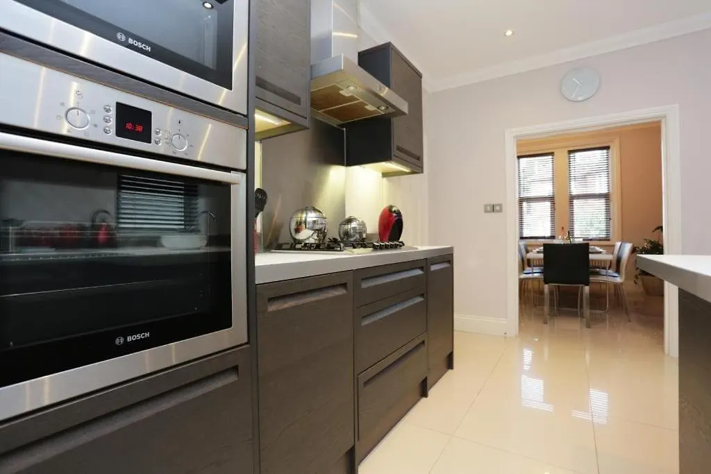 Bournecoast: Large Home Near Beach / Shops -Hb8380 Poole