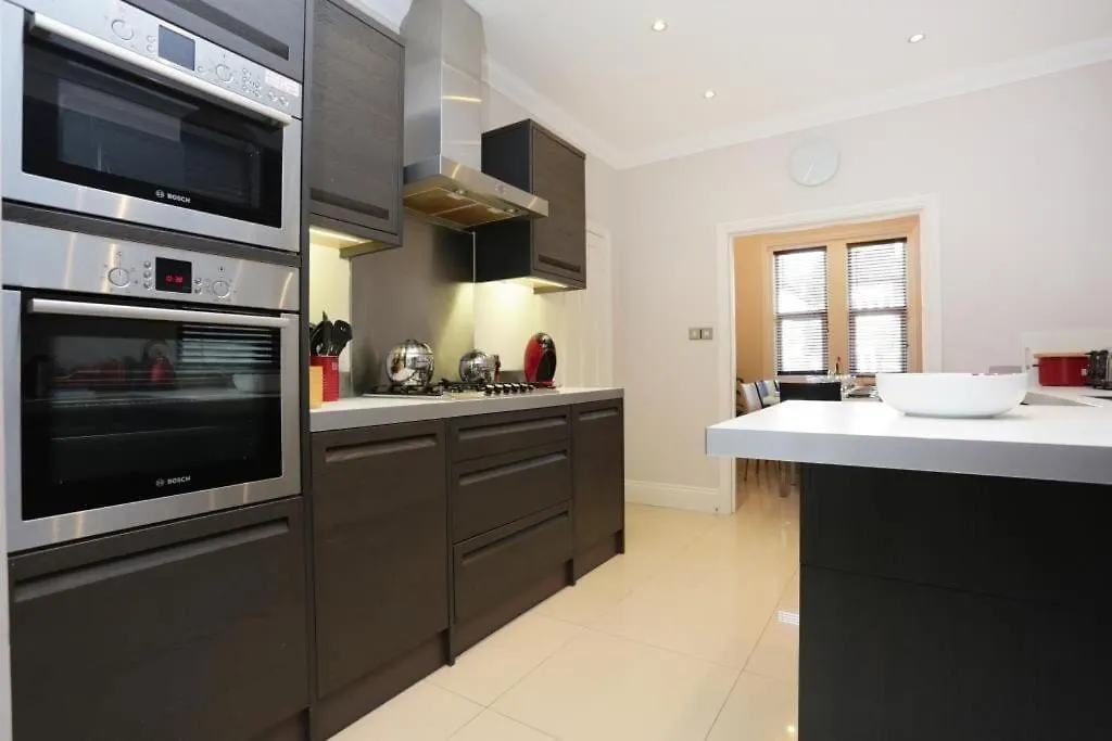 Bournecoast: Large Home Near Beach / Shops -Hb8380 Poole Holiday home