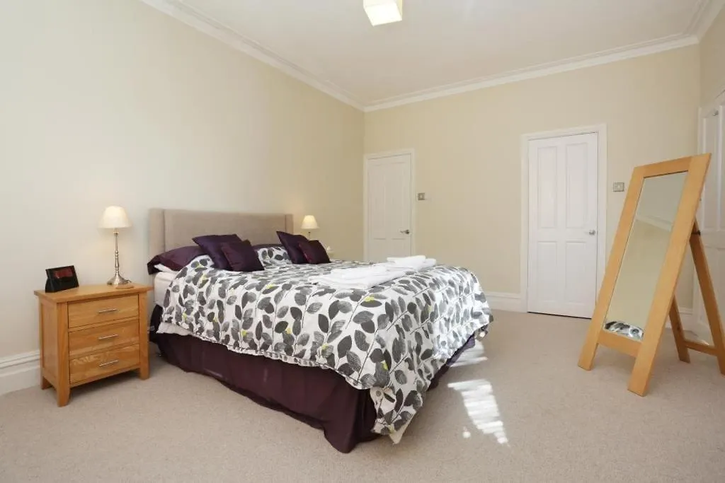 Bournecoast: Large Home Near Beach / Shops -Hb8380 Poole