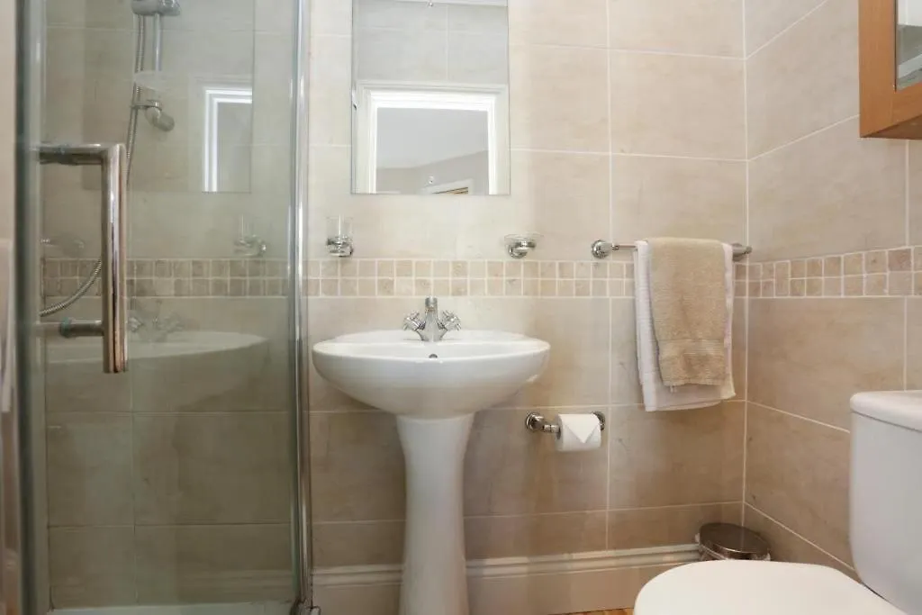 Bournecoast: Large Home Near Beach / Shops -Hb8380 Poole