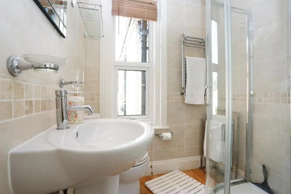 Bournecoast: Large Home Near Beach / Shops -Hb8380 Poole Holiday home
